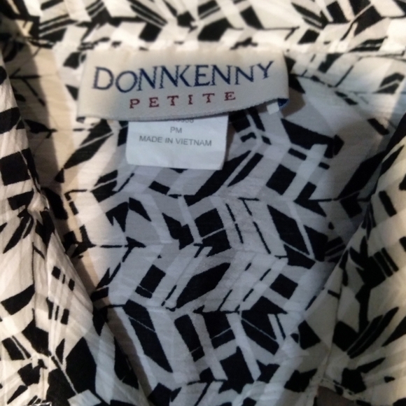 Donnkenny Ladies button down black and white print  blouse. Size petite medium. - Picture 4 of 5